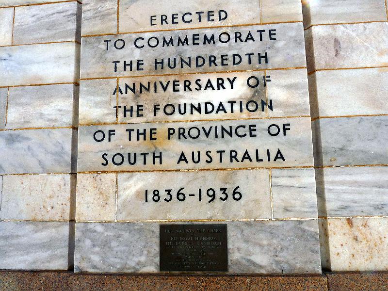 07 Inschrift am Denkmal.jpg - Errichtet zum Gedenken an den hundertsten Jahrestag der Gründung der Provinz Süd Australien.